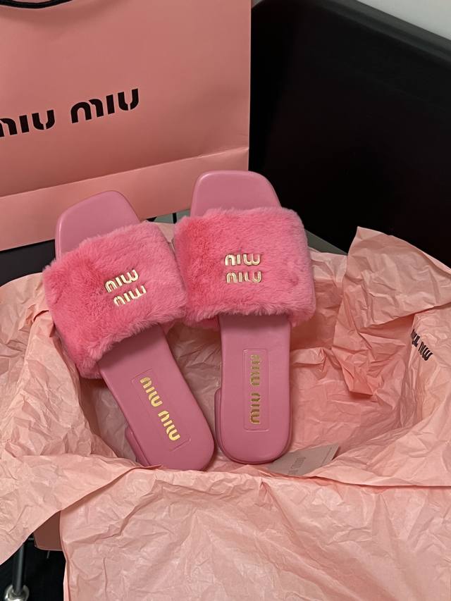 橙子出厂价 Miumiu 缪缪2024秋冬新款 金属字母扣方头平底毛毛拖鞋 可甜可盐的喵喵女孩 质感的毛毛给这款增添不少少女心。 原版 1:1开发，各大明星网红